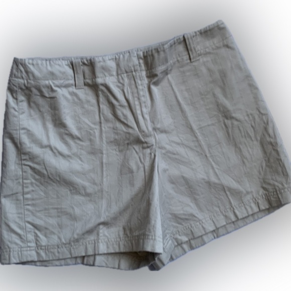 Ann Taylor cotton shorts with pinstripe detail, 2 back flap pockets, size 12 - Picture 3 of 5